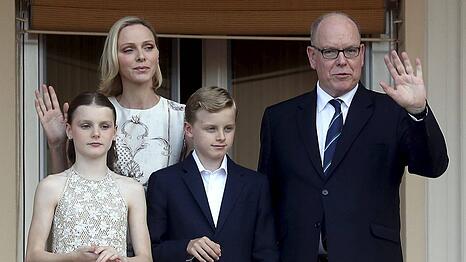 Gabriella und Jacques von Monaco zusammen mit ihren Eltern F&uuml;rst Albert II. und F&uuml;rstin Charl&egrave;ne.