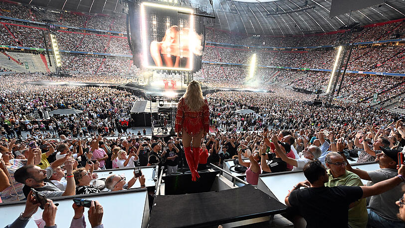 Das Publikum in der Allianz Arena feierte Helene Fischer. Das Publikum in der Allianz Arena feierte Helene Fischer.