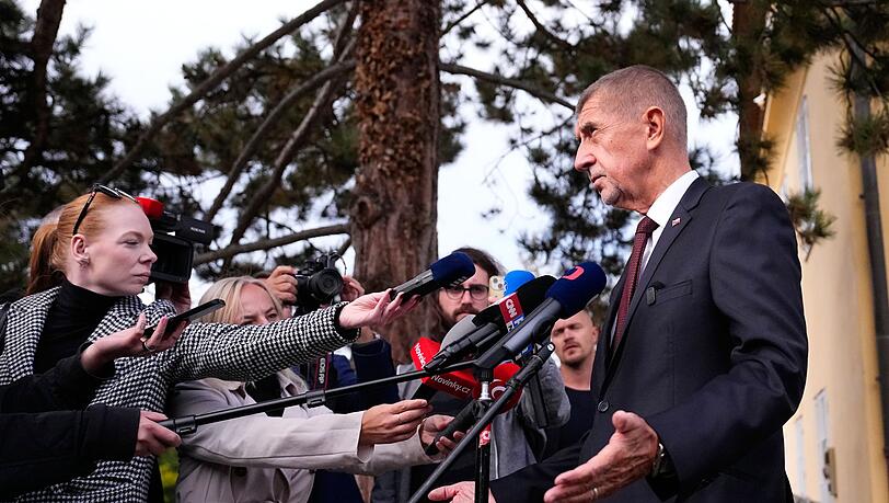 Der tschechische Ministerpr&auml;sident Andrej Babis (ANO) spricht mit den Medien, nachdem er bei den Senats- und Kommunalwahlen seine Stimme abgegeben hat.