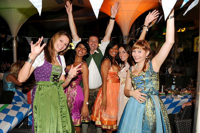 Michel Guillaume und Dirndl Models. So ausgelassen und feucht-fröhlich ging es bei der Dirndl Couture Modenschau von Ophelia Blaimer im Hugo's zu: Die Stars feiern, die schönen Mädels präsentieren die neuste Edel-Dirndl-Kollektion.