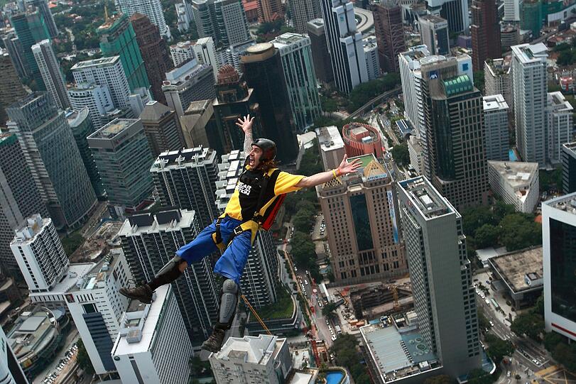 Bilder vom Base-Jumping-Treffen in Kuala Lumpur. Da wird's einem beim Hinschauen schlecht.