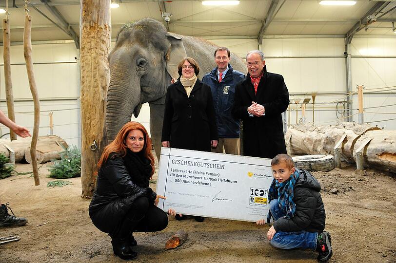 Mit Elefant Mangala: Die Alleinerziehende Tina Langella und Sohn Fabio, hinten Christine Strobl, Andreas Knieriem und Harald Strötgen.