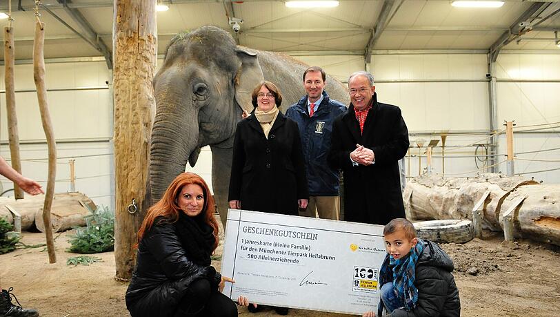 Mit Elefant Mangala: Die Alleinerziehende Tina Langella und Sohn Fabio, hinten Christine Strobl, Andreas Knieriem und Harald Strötgen. Mit Elefant Mangala: Die Alleinerziehende Tina Langella und Sohn Fabio, hinten Christine Strobl, Andreas Knieriem und Harald Strötgen.