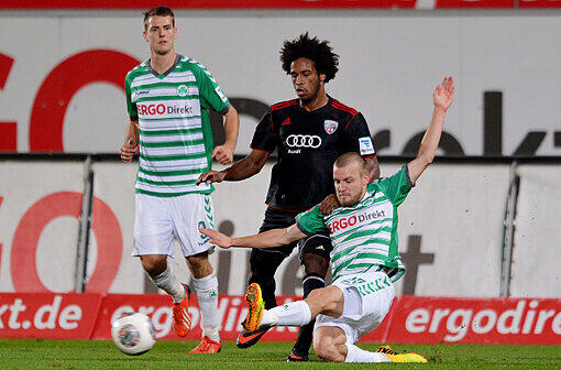 Der Fürther Daniel Brosinski (r) grätscht den Ball vor dem Ingolstädter Danny da Costa (M) weg.