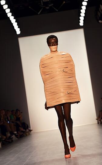 Die Kreationen von Marina Hoermanseder auf der Fashion Week in Berlin.