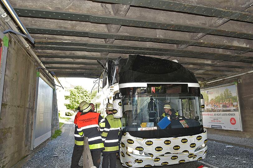 Der Doppeldeckerbus blieb in der Unterführung stecken.