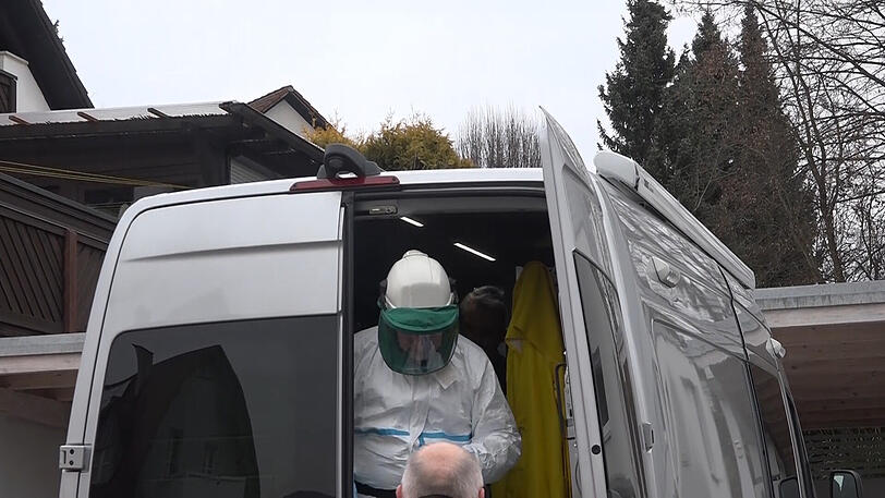 Am Dienstag entdeckte die Polizei drei Leichen in einer verrauchten Wohnung in Kirchehrenbach (Lkr. Forchheim) in Oberfranken. Die Bilder vom Großeinsatz.