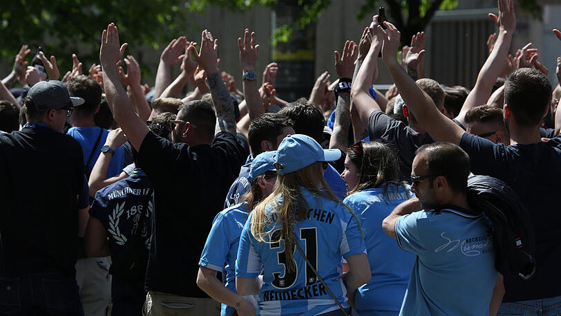 Die Löwen-Anhänger vor dem Derby auf dem Weg ins Grünwalder Stadion. Im Schlepptau: Reichlich Polizei. Die Bilder vom Sonntagmittag.