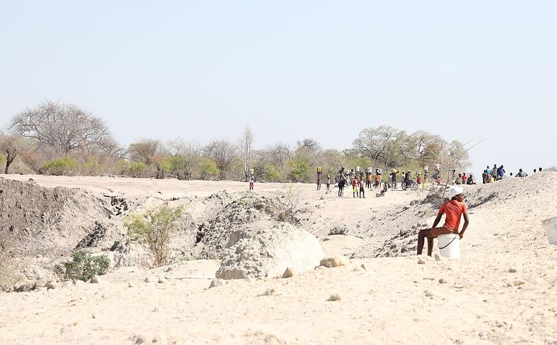Schlange stehen für Wasser &ndash; bei der Konstruktion dieser Bohrlöcher hat World Vision geholfen. Mehr als 6000 Menschen sind davon abhängig. Weil der Boden so ausgetrocknet ist, müssen die Helfer immer tiefer bohren. Laut World Vision müssten noch Hunderte Bohrlöcher saniert oder gebaut werden.