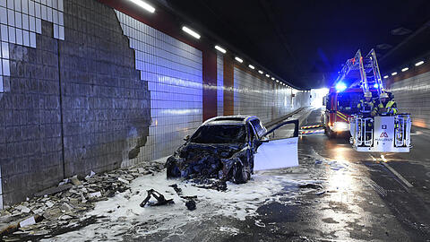Der BMW brannte vollständig aus, die Feuerwehr musste auch einige Kacheln an der Tunnelwand abschlagen.