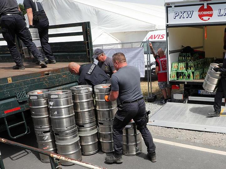 Das tat den Rechten richtig weh: Polizeibeamte stellen Bier auf dem Veranstaltungsgelände beim Rechtsrock-Festival in Themar sicher.