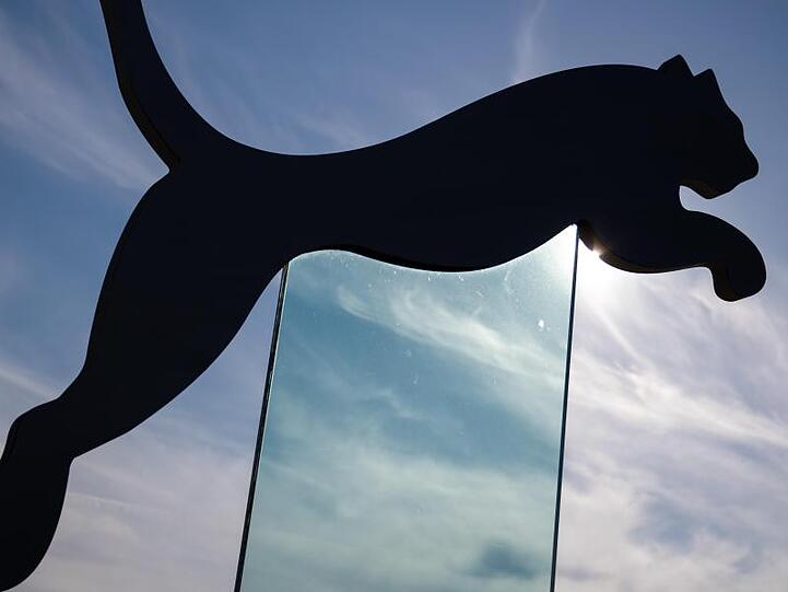 Das Logo des Sportartikelherstellers Puma. Foto: Daniel Karmann/Archivbild