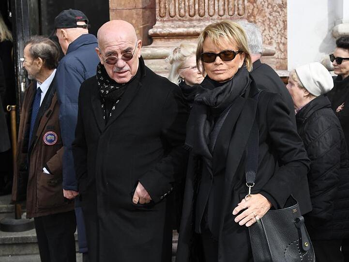 Der Regisseur Otto Retzer und die Schauspielerin Uschi Glas bei der Trauerfeier für Joseph Vilsmaier in München.