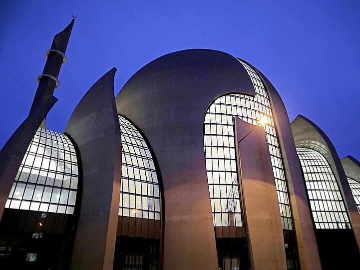 Die Ditib-Zentralmoschee in Köln ist eines der größten islamischen Gotteshäuser in Deutschland. Der Islam-Verband will künftig einen Teil seiner Imame in Deutschland ausbilden.