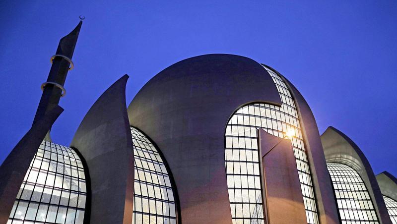 Die Ditib-Zentralmoschee in Köln ist eines der größten islamischen Gotteshäuser in Deutschland. Der Islam-Verband will künftig einen Teil seiner Imame in Deutschland ausbilden. Die Ditib-Zentralmoschee in Köln ist eines der größten islamischen Gotteshäuser in Deutschland. Der Islam-Verband will künftig einen Teil seiner Imame in Deutschland ausbilden.