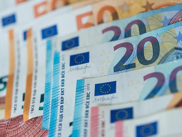 Zahlreiche Banknoten von 10, 20 und 50 Euro liegen sortiert auf einem Tisch. Foto: Monika Skolimowska/dpa-Zentralbild/dpa/Symbolbild