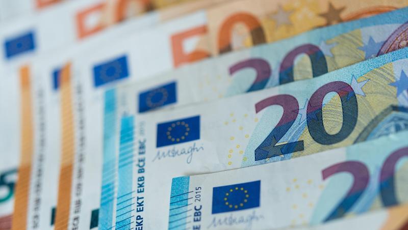 Zahlreiche Banknoten von 10, 20 und 50 Euro liegen sortiert auf einem Tisch. Foto: Monika Skolimowska/dpa-Zentralbild/dpa/Symbolbild Zahlreiche Banknoten von 10, 20 und 50 Euro liegen sortiert auf einem Tisch. Foto: Monika Skolimowska/dpa-Zentralbild/dpa/Symbolbild