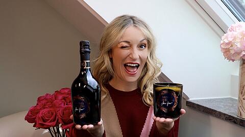 Die Gruberin modelt selbst für ihre Produkte (Prosecco + Kerze = 64 €).