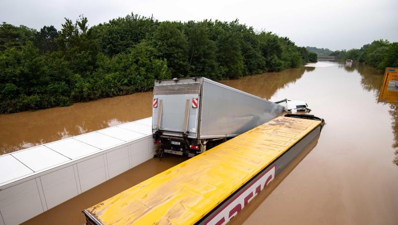Drei Lastwagen stehen auf der überfluteten Bundesstraße 265 im tiefen Wasser und sind kaum mehr zu erkennen.