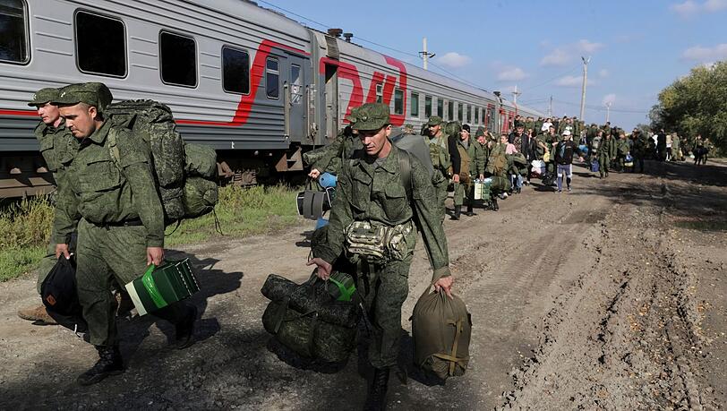 Russische Rekruten gehen auf einem Bahnhof in Prudboi in der Region Wolgograd zum Zug.
