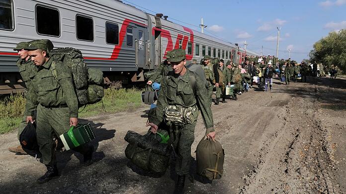 Russische Rekruten gehen auf einem Bahnhof in Prudboi in der Region Wolgograd zum Zug.