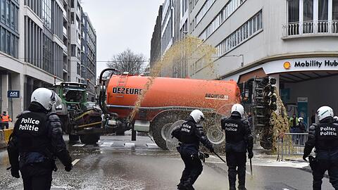 Landwirte sprühen Gülle auf die Straßen im Brüsseler Europaviertel.