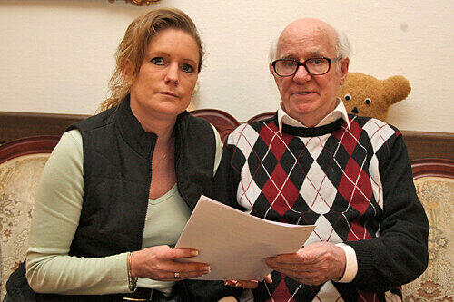 Geschockt und verzweifelt: Sandra Noack besucht ihren Vater im &bdquo;Pflegenest&ldquo;. In der Hand hält sie das MDK-Pflegegutachten.