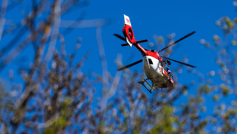 Ein Helikopter brachte zwei Schwerverletzte nach einem Unfall im Landkreis München in eine nahegelegene Klinik. (Symbolbild)