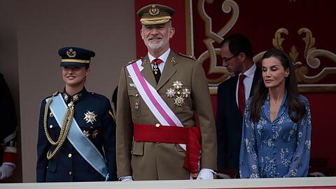 Leonor (li.) mit ihren Eltern in Vigo.