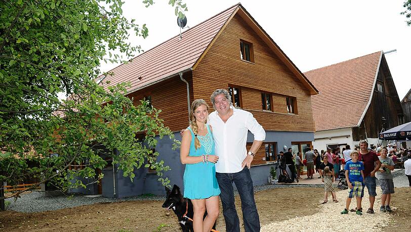 Vor dem neuen "Artists for Kids"-Haus im Allgäu: Thomas P. Friedl und Nina Eichinger. Foto: Schneider-Press Vor dem neuen "Artists for Kids"-Haus im Allgäu: Thomas P. Friedl und Nina Eichinger. Foto: Schneider-Press