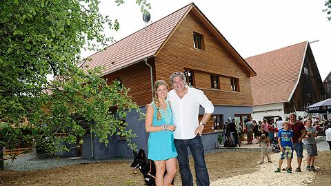 Vor dem neuen "Artists for Kids"-Haus im Allgäu: Thomas P. Friedl und Nina Eichinger. Foto: Schneider-Press