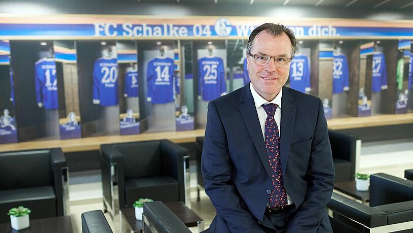 Clemens Tönnies: Hier in seinem Nebenberuf als Aufsichtsratschef beim Bundesligisten Schalke 04. Clemens Tönnies: Hier in seinem Nebenberuf als Aufsichtsratschef beim Bundesligisten Schalke 04.