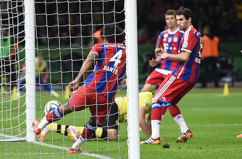 Tor-Klau in Berlin: Beim Traum-Finale im DFB-Pokal treffen die Bayern auf Borussia Dortmund. Nach einem Kopfball von Mats Hummels landet der Ball im Tor des FC Bayern,zählte aber nicht. Bayern siegte nach Verlängerung mit 2:0, DOrtmund tobte. BVB-Coach Jürgen KLopp: "Also bitte, da brauche ich ja nicht einmal die Torlinientechnik, um das zu sehen."
