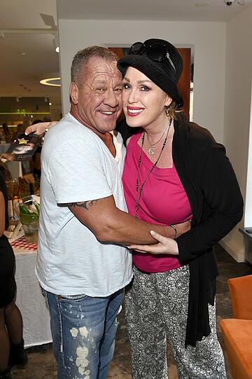 Wirt Hugo Bachmaier und Entertainerin Gloria Gray