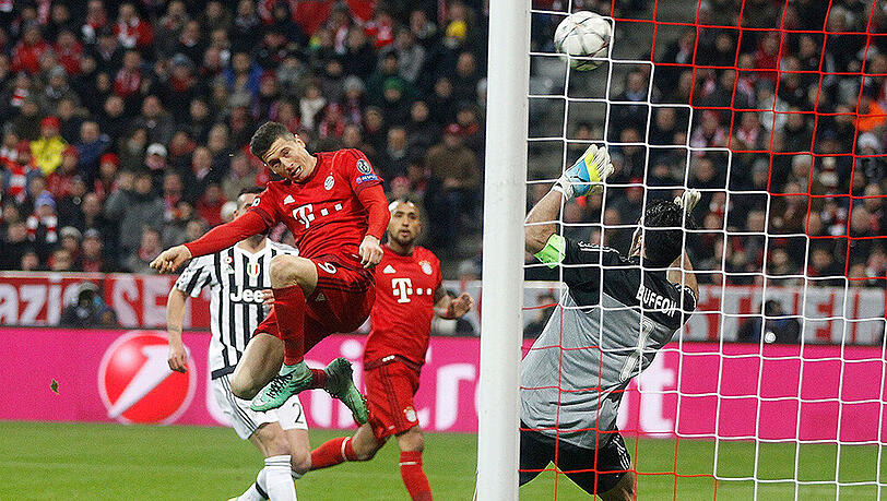 So erzielte Bayern-Torjäger Robert Lewandowski den 1:2-Anschlusstreffer gegen Juventus Turin und Keeper Gianluigi Buffon. So erzielte Bayern-Torjäger Robert Lewandowski den 1:2-Anschlusstreffer gegen Juventus Turin und Keeper Gianluigi Buffon.