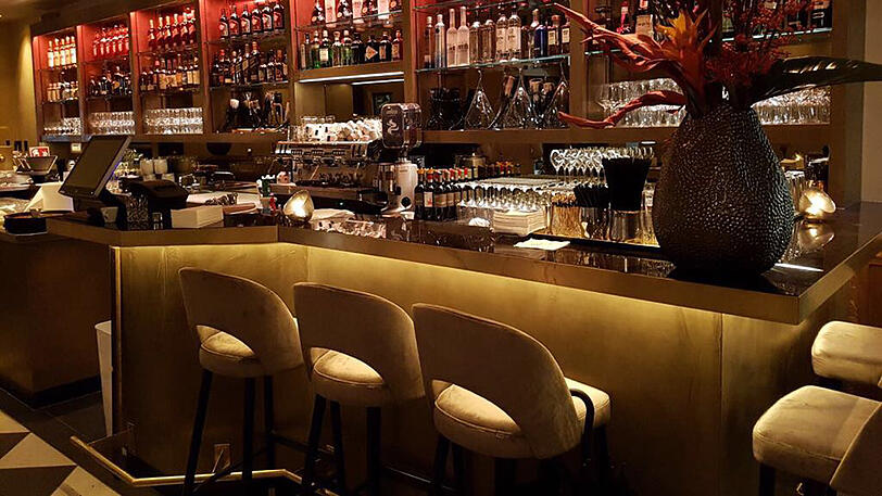 Hingucker: Die Bar mit den Samtstühlen im Erdgeschoss.