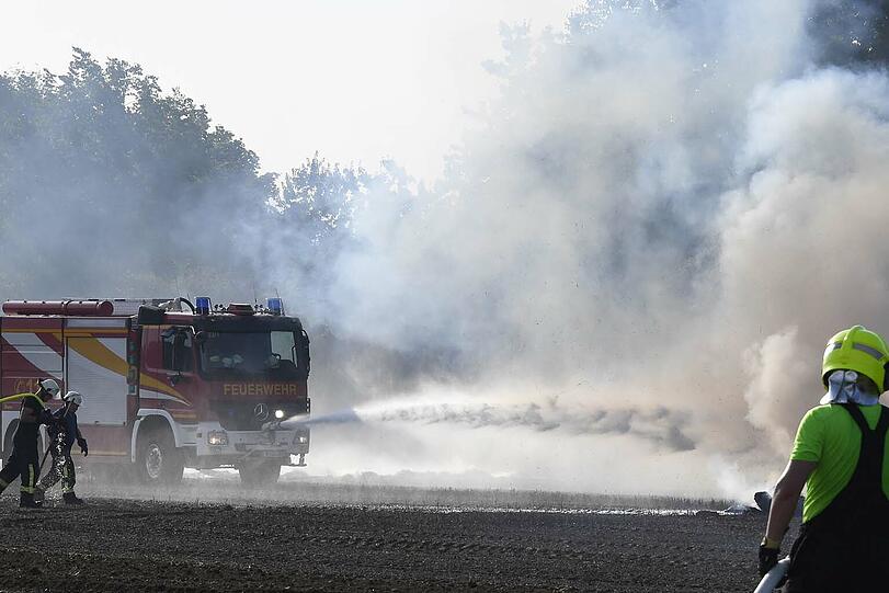 Der Einsatz in Unterhaching. Auf einem Feld hat es am Donnerstag gebrannt.