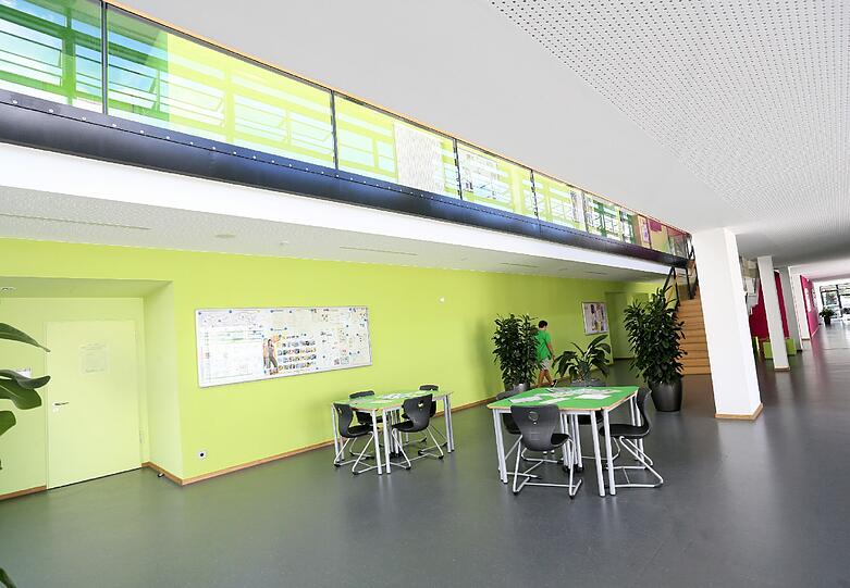 Zwischen Mai 2011 und Mai 2013 wurde das Schulhaus generalsaniert. Hier erinnert höchstens die grüne Farbe an die 70er...