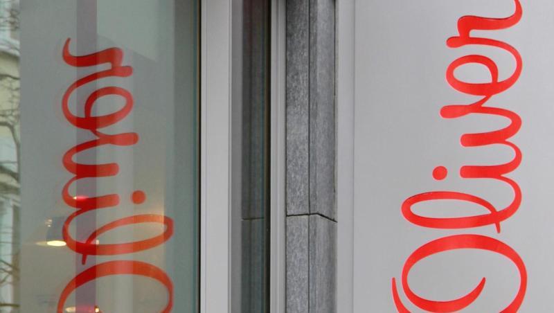 Eine Reklame der Firma s. Oliver spiegelt sich in einem Fenster in München. Foto: Rene Ruprecht Eine Reklame der Firma s. Oliver spiegelt sich in einem Fenster in München. Foto: Rene Ruprecht
