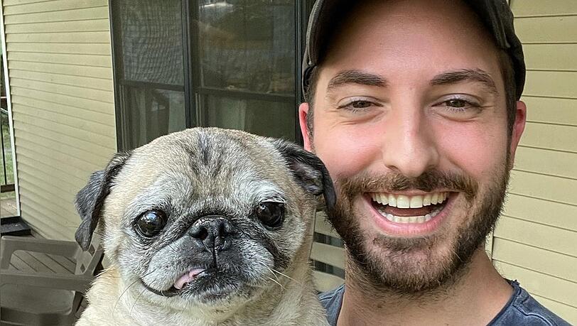 Viele Jahre ein gutes Team: Jonathan Graziano und sein Mopshund Noodle.