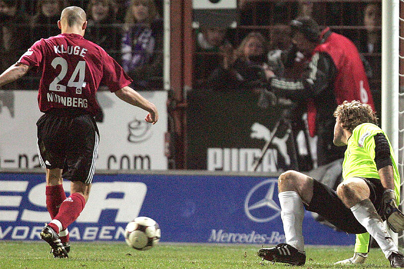 Da war die Nürnberger Fußball-Welt noch in Ordnung: Peer Kluge (links) vernascht Osnabrücks Keeper Stefan Wessels und schießt den Club 1:0 in Führung.