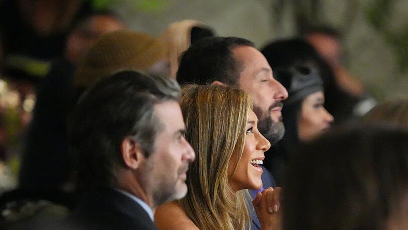Adam Sandler (r.) feiert mit Jennifer Aniston und Jim Curtis. Adam Sandler (r.) feiert mit Jennifer Aniston und Jim Curtis.