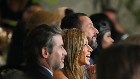 Adam Sandler (r.) feiert mit Jennifer Aniston und Jim Curtis.