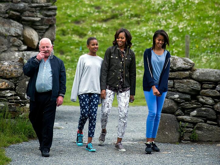 Michelle Obama mit ihren Töchtern Sasha und Malia (r.)