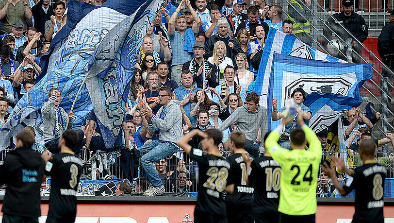 Die Löwen feiern mit den mitgereisten Fans nach dem 2:1-Sieg gegen den FC St. Pauli im Millerntor-Stadion! Die Löwen feiern mit den mitgereisten Fans nach dem 2:1-Sieg gegen den FC St. Pauli im Millerntor-Stadion!