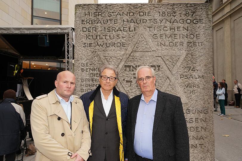 Das Gedenken an die Opfer der Pogromnacht in München und die Münchner Todesopfer der nationalsozialistischen &bdquo;Schutzhaftaktion&ldquo; nach dem 9. November 1938 begann heute Nachmittag am Gedenkstein der ehemaligen Hauptsynagoge in der Herzog-Max-Straße: Dort wurden die Namen und Biografien der Opfer verlesen. Von links: Die Stadträte Christian Vorländer (SPD), Marian Offman und Richard Quaas (beide CSU).