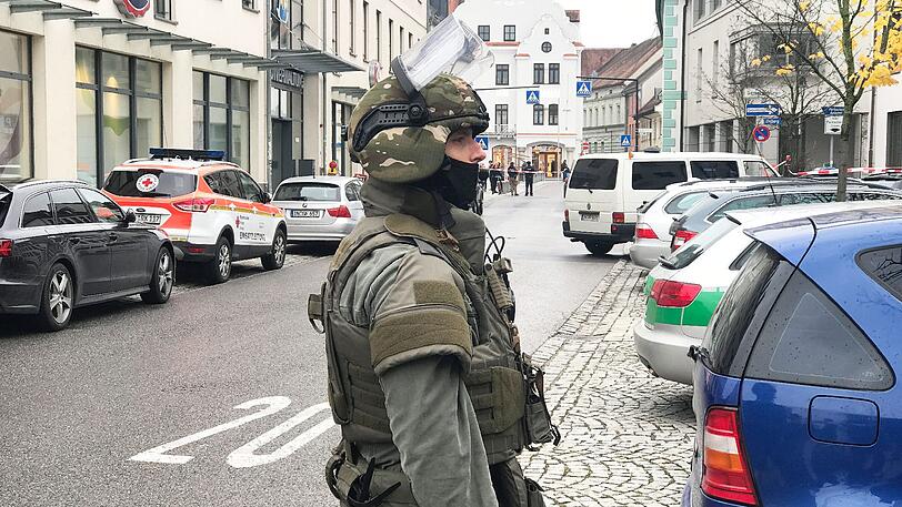 Geiselnahme beendet: Das SEK in Pfaffenhofen im Einsatz. Klicken Sie sich durch die Bilder!