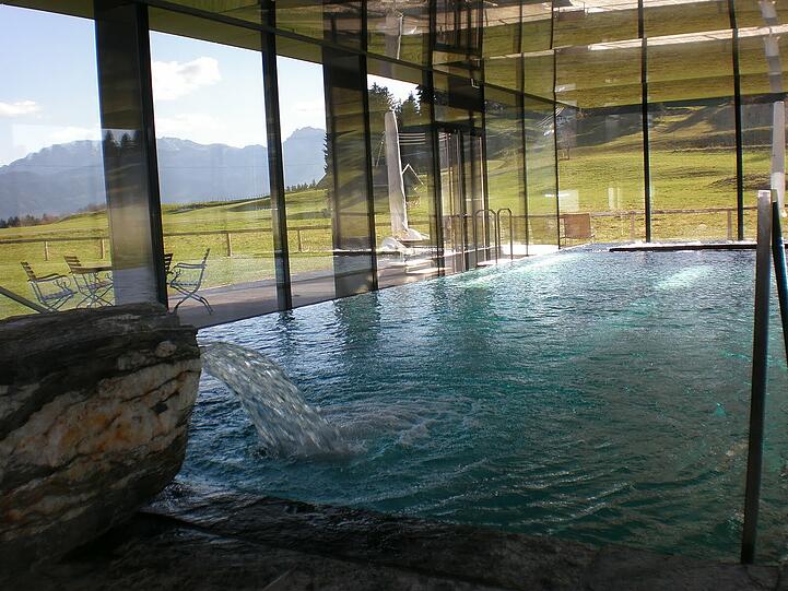 Hotel Kaufmann am Forggensee: Beim Schwimmen im Pool genießt man den Blick auf das Alpenpanorama.