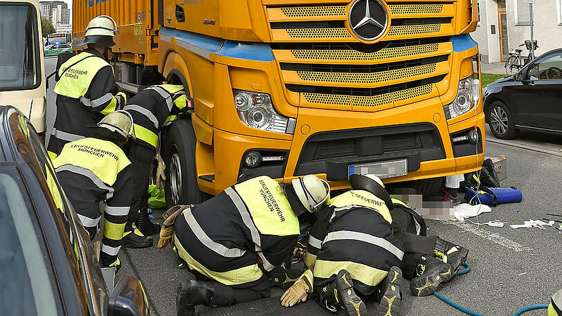 Der Fahrer eines Lkw klemmte in der Richard-Strauss-Straße eine 70-jährige Radfahrerin unter der Vorderachse des Lkw ein.