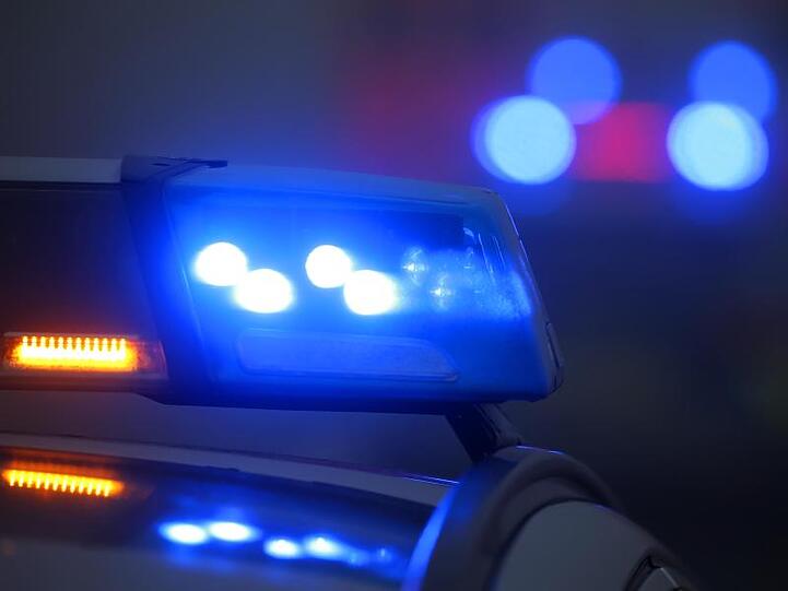 Ein Blaulicht leuchtet an einer Polizeistreife. Foto: Karl-Josef Hildenbrand/dpa/Symbolbild